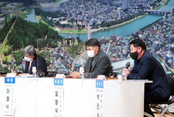 밀양 도시기본계획 공청회 토론자로 참석한 박진수(오른쪽) 시의원이 발언을 하고 있다. *재판매 및 DB 금지