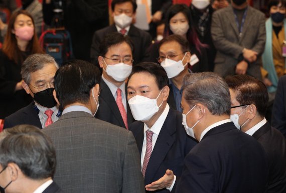 윤석열 국민의힘 대선 후보(가운데)가 26일 서울 여의도 국회 의원회관에서 중앙선대본부 글로벌비전위원회 주최로 열린 '자유·평화·번영에 기여하는 글로벌 중추국가' 정책토론회에서 참석자들과 인사하고 있다. 사진=박범준 기자