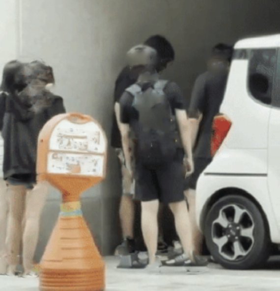 일산동구의 한 상가 앞에서 중학생들의 집단 괴롭힘으로 의심되는 동영상이 SNS에 유포돼 논란이 일고 있다. (SNS 영상 갈무리)© 뉴스1
