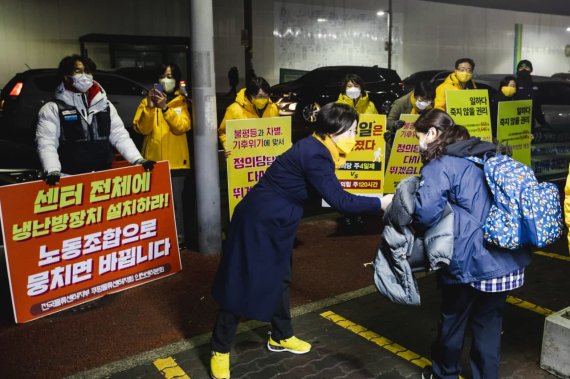 沈, 노동자와 새벽 인사 심상정 정의당 대선 후보(왼쪽)가 26일 오전 인천 서구 쿠팡 인천4물류센터를 찾아 새벽 퇴근하는 노동자들과 인사를 나누고 있다. 뉴시스