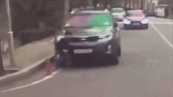 차량 앞에 숨어있다가 차가 등장하자 뛰어드는 어린이의 모습. (영상 출처=보배드림) © 뉴스1
