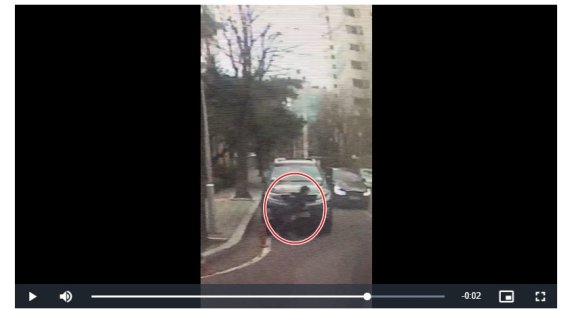 차량 앞에 숨어있다가 다른 차량이 접근하자 갑자기 달려나가는 아이의 모습이 포착된 블랙박스 영상 갈무리. (출처=보배드림 인스타그램) © 뉴스1