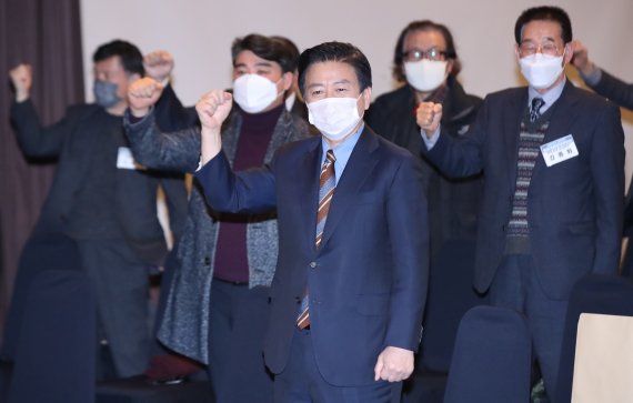 [서울=뉴시스] 조수정 기자 = 더불어민주당 대한민국 대전환 제20대 대통령 선거대책위원회 평화경제연대위원회 출범식이 열린 26일 오후 서울 마포구 서울가든호텔에서 상임위원장을 맡은 노웅래 의원과 참석자들이 '앞으로! 제대로! 나를위해! 이재명!'을 제창하고 있다. 2022.01.26. chocrystal@newsis.com