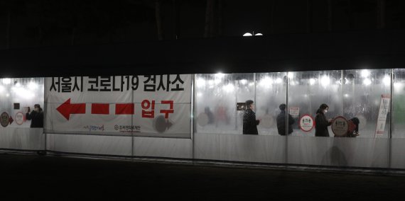 코로나 신규확진자수 내일은 1만5000명이다, 오후 9시까지 1만2410명