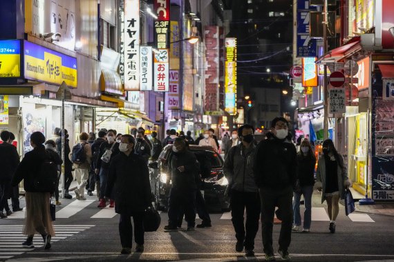 일본의 코로나19 하루 확진자가 7만명을 넘어선 지난 26일 일본 도쿄의 한 번화가 밤거리 모습. AP뉴시스