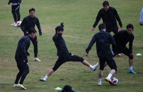 대한민국 축구대표팀 선수들이 26일 오후(현지시간) 레바논 시돈 사이다 시립 경기장에서 27일 열리는 ‘2022 카타르월드컵 아시아 최종예선 A조 7차전' 레바논의 경기를 앞두고 공식 훈련을 갖고 있다. 2022.1.26/뉴스1 © News1 김진환 기자