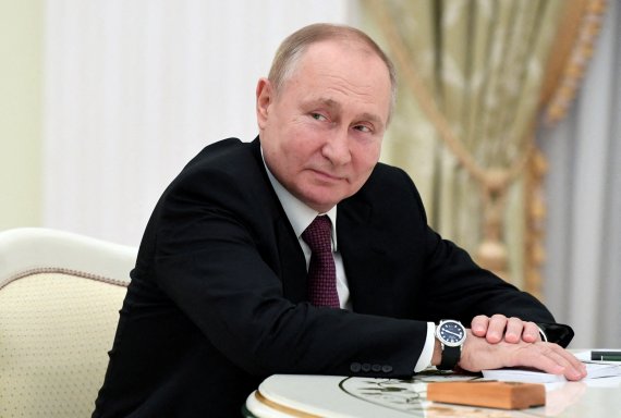러시아 재무부가 "러시아는 가상자산 시장을 금지하지 않는다"고 공식 발표했다. 최근 러시아 중앙은행이 가상자산 거래와 사용, 채굴을 전면 금지해야 한다고 성명을 발표, 가상자산 시장에 충격을 준 것에 대한 반박이다. 블라디미르 푸틴 러시아 대통령/사진=뉴스1