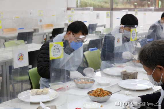 서영삼 안산도시공사 사장 26일 만두 제조. 사진제공=안산도시공사