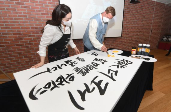 "더 크게 환호할 미래를 위하여!"...오비맥주, 새 기업 슬로건 공개