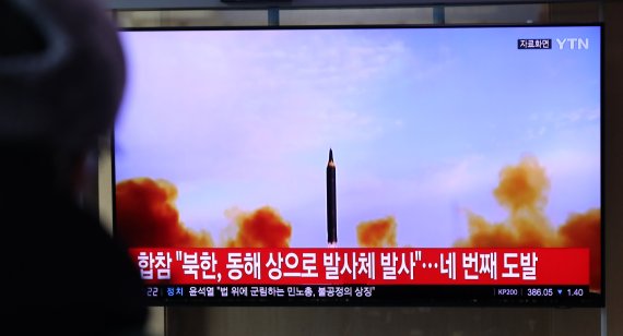지난 14일 북한이 단거리 탄도미사일 발사한 후 사흘 만에 다시 발사체를 발사한 17일 오전 서울역 대합실에서 시민들이 관련 뉴스를 시청하고 있다. 뉴시스.