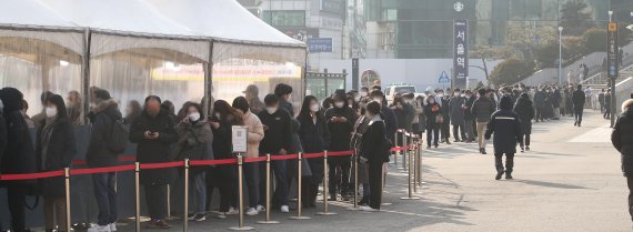 27일 오전 서울 중구 서울역광장에 마련된 신종 코로나바이러스 감염증(코로나19) 임시선별진료소에서 시민들이 검사를 기다리고 있다. 뉴스1 제공.