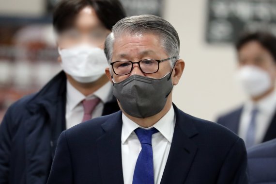 '2235억 횡령·배임' SK 최신원, 1심 징역 2년6월…법정구속 면해