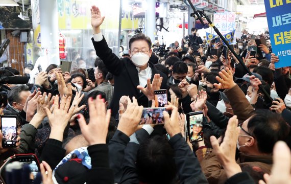 호남 민심 공략에 나선 이재명 더불어민주당 대선 후보가 27일 오후 광주 북구 말바우시장을 방문해 상인과 시민들에게 인사하며 지지를 호소하고 있다. 2022.1.27/뉴스1