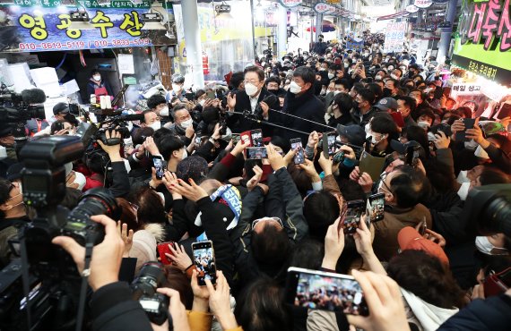 李 "광주는 제 사회적 어머니, 5.18 정신 헌법전문 넣겠다"[현장]