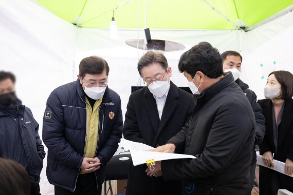 李 "광주는 제 사회적 어머니, 5.18 정신 헌법전문 넣겠다"[현장]