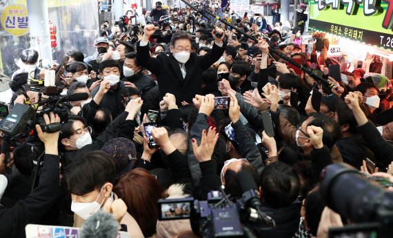 호남 민심 공략에 나선 이재명 더불어민주당 대선 후보가 27일 오후 광주 북구 말바우시장을 방문해 상인과 시민들에게 인사하며 지지를 호소하고 있다. 2022.1.27/뉴스1