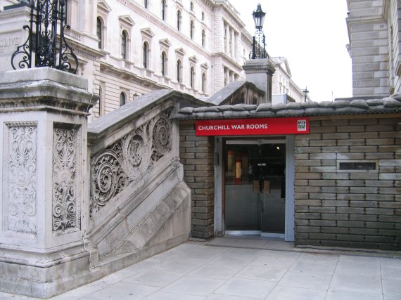 처칠 수상이 2차대전 중 전시내각으로 사용한 지하 벙커 입구. 현재는 '처칠 워 룸'으로 일반에 개방하고 있다. 조성관 작가 제공