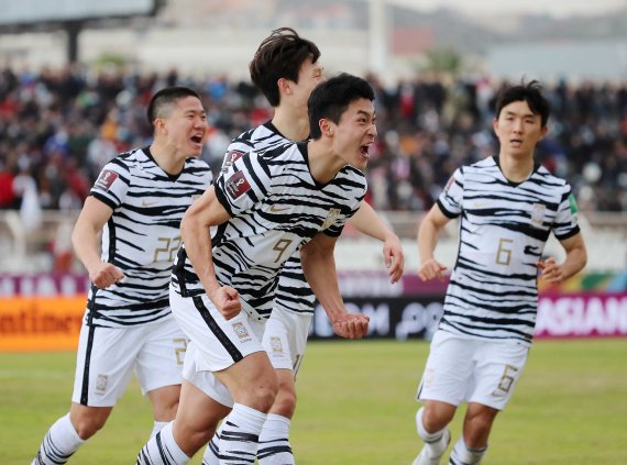 27일 오후(현지시간) 레바논 시돈의 사이다 시립 경기장에서 열린 '2022 카타르월드컵 아시아 최종예선 A조 7차전' 대한민국과 레바논의 경기에서 조규성이 선취골을 넣은 후 세리머니를 하고 있다. 2022.1.27/뉴스1 © News1 김진환 기자