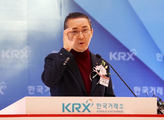 [서울=뉴시스] 고범준 기자 = 권영수 LG에너지솔루션 대표이사가 27일 오전 서울 영등포구 여의도 한국거래소에서 열린 LG에너지솔루션 유가증권시장 신규상장기념식에서 기념사를 하고 있다. (공동취재사진) 2022.01.27. photo@newsis.com
