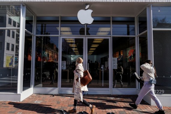 애플이 분기실적을 공개한 27일(현지시간) 미국 워싱턴 애플 매장 앞을 시민들이 지나가고 있다. 애플의 높은 실적을 바탕으로 한 기술주 상승세가 28일 뉴욕 주식시장을 큰 폭으로 끌어올렸다. 로이터뉴스1