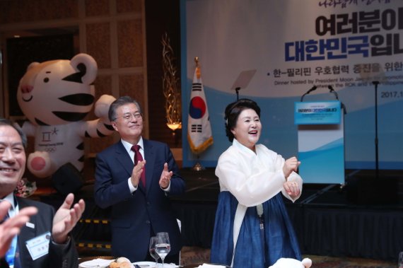 문재인 대통령과 부인 김정숙 여사가 14일 오후(현지시간) 필리핀 마카티 샹그릴라 호텔에서 열린 동포간담회에서 필리핀 현지 활동 개그맨이자 평창홍보대사로 위촉된 라이언방이 강남스타일을 개사해 평창 스타일을 부르자 흥이 난 김정숙 여사가 말춤을 따라 해보고 있다. (청와대) 2017.11.15/뉴스1 © News1 이광호 기자