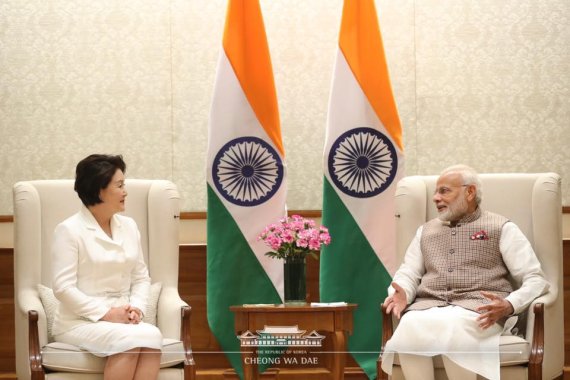 문재인 대통령의 부인 김정숙 여사가 인도 뉴델리 총리 관저에서 모디 총리와 만나 환담하고 있다. (청와대 페이스북) 2018.11.5/뉴스1