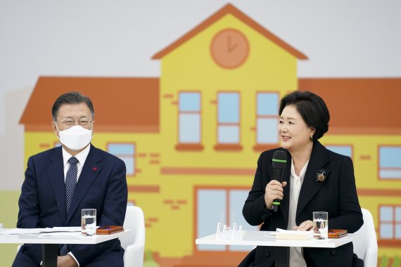 문재인 대통령의 부인 김정숙 여사가 충남 공주시 공주대학교 옥룡캠퍼스에서 열린 공주대학교 부설 특수학교 설립 간담회에 참석해 발언하고 있다. 2021.12.29/뉴스1 © News1 이광호 기자