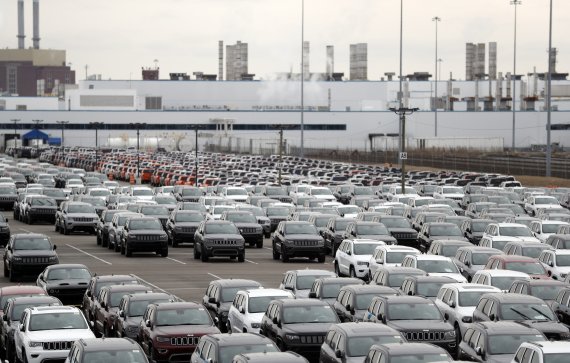 2019년 2월26일(현지시간) 미국 미시간주 디트로이트에 있는 크라이슬러 공장 밖에 자동차들이 늘어선 모습.AP뉴시스