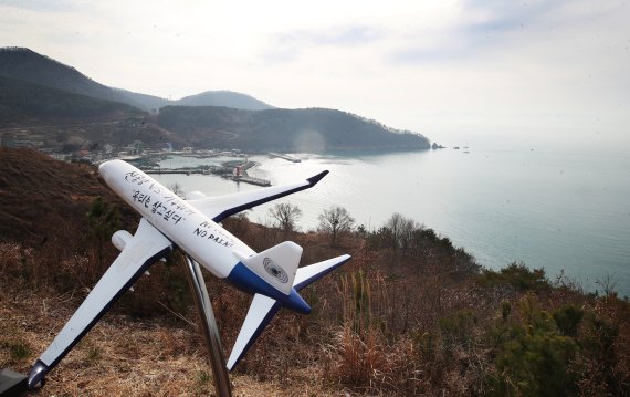 부산 강서구 가덕도 대항전망대에서 바라본 가덕신공항 건설추진 예정지 근처에 모형 비행기가 설치돼 있다. 2021.1.21/뉴스1 © News1 DB