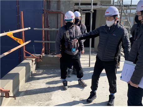 조유선 SM우방산업 대표이사(오른쪽 두번째)가 신축공사 현장을 찾아, 산업안전보건기준에 관한 규칙에 따른 안전시설물의 구조 및 설치요건을 점검하고 있다.