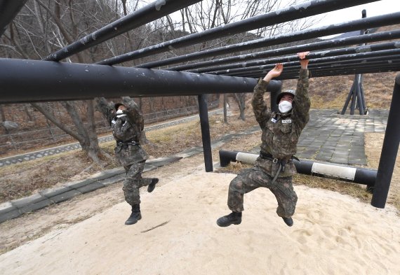 해군본부는 해군병 680기 훈련병들이 설 연휴에도 고강도 기초군사훈련 중인 모습을 28일 공개했다. 올해 첫 번째 기수로 지난 3일 입영한 훈련병들은 한겨울 추위와 코로나19를 동시에 극복하면서 강하고 선진화된 필승해군으로 거듭나기 위한 훈련을 받고 있다. 훈련병들이 해군교육사령부 야전교육훈련대에서 유격훈련을 하고 있다. 사진=해군본부 제공