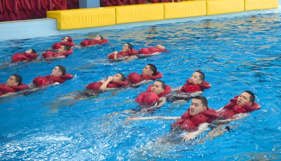 해군본부는 해군병 680기 훈련병들이 설 연휴에도 고강도 기초군사훈련 중인 모습을 28일 공개했다. 올해 첫 번째 기수로 지난 3일 입영한 훈련병들은 한겨울 추위와 코로나19를 동시에 극복하면서 강하고 선진화된 필승해군으로 거듭나기 위한 훈련을 받고 있다. 훈련병들이 해군교육사령부 전투수영훈련장에서 진행된 수영훈련 중 수난자 구조훈련을 하고 있다. 사진=해군본부 제공