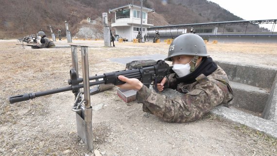 해군본부는 해군병 680기 훈련병들이 설 연휴에도 고강도 기초군사훈련 중인 모습을 28일 공개했다. 올해 첫 번째 기수로 지난 3일 입영한 훈련병들은 한겨울 추위와 코로나19를 동시에 극복하면서 강하고 선진화된 필승해군으로 거듭나기 위한 훈련을 받고 있다. 훈련병들이 사격훈련을 하고 있다. 사진=해군본부 제공