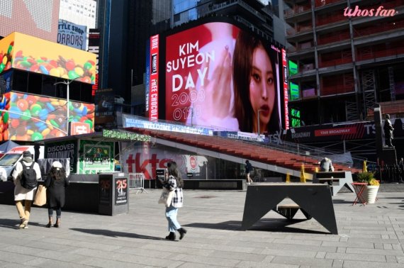 빌리 션, 특별 생일 선물 받았다…美 타임스퀘어 대형 전광판 장식