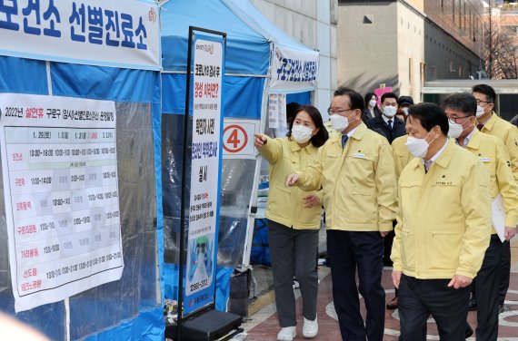 김부겸 국무총리가 설을 앞두고 비상근무중인 직원들을 격려하기 위해 28일 오전 서울 구로구보건소 코로나19 선별진료소를 방문해 관계자로부터 현황 보고를 받고 있다. /사진=뉴스1화상