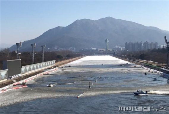 하남 미사리경정장에서 선수-직원 모터보트로 얼음제거 작업 전개. 사진제공=국민체육진흥공단