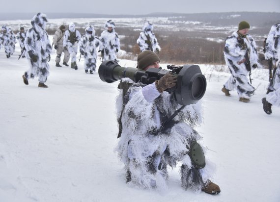 우크라이나 서부 이비브 인근의 야보리프 훈련장에서 28일(현지시간) 대전차 미사일 등으로 무장한 보병들이 행군하고 있다. AP뉴시스