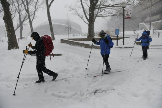 미국 동부지역에 눈폭풍이 몰아친 가운데 매사추세츠주 케임브리지 매사추세츠공대(MIT) 캠퍼스에서 29일(현지시간) 지역 주민들이 크로스컨트리 스키를 즐기고 있다. 로이터뉴스1