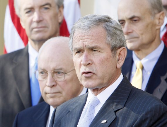 [워싱턴=AP/뉴시스]조지 W. 부시 전 미국 대통령과 딕 체니 전 부통령이 지난 2007년 12월14일 각료들과 백악관에 모인 모습. 2022.01.28.