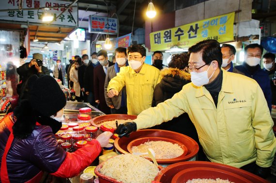 양승조 충남지사(맨오른쪽)가 지난 29일 설연휴를 맞아 맹정호 서산시장(오른쪽 2번째)과 함께 서산동부전통시장에 들러 상인들을 격려하고 있다. <사진=서산시 제공>