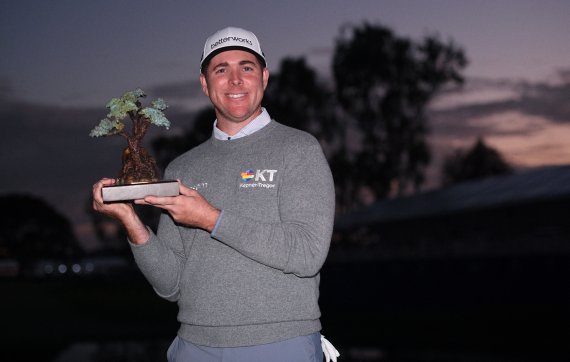 Jan 29, 2022; San Diego, California, USA; Luke List poses with the winner's trophy after the final round of the Farmers Insurance Open golf tournament at Torrey Pines Municipal Golf Course - South Course. Mandatory Credit: Orlando Ramirez-USA TODAY Sports /REUTERS/뉴스1 /사진=뉴스1 외신화상