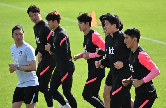 대한민국 축구 국가대표 선수들이 30일 오전 아랍에미리트 두바이 폴리스 오피서즈 클럽에서 2022 카타르 월드컵 최종예선 시리아 전을 앞두고 훈련을 하고 있다.