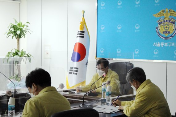 법무부 강성국 차관이 30일 코로나19 추가 확진자가 발생한 서울동부구치소에서 관계자들에게 상황을 보고 받고 있다.