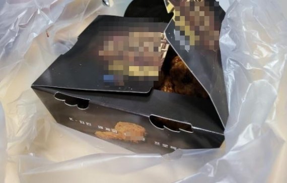 대구의 한 배달원이 가게 사장에게 받은 치킨. (온라인 커뮤니티 '보배드림' 갈무리) © 뉴스1