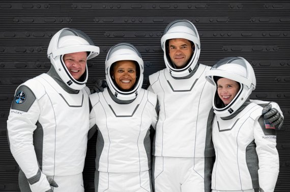 지난해 9월 우주여행 리허설 중인 크리스 셈브로스키(왼쪽에서 첫번째)의 모습. 재러드 아이잭먼은 왼쪽에서 세번째다. © 로이터=뉴스1