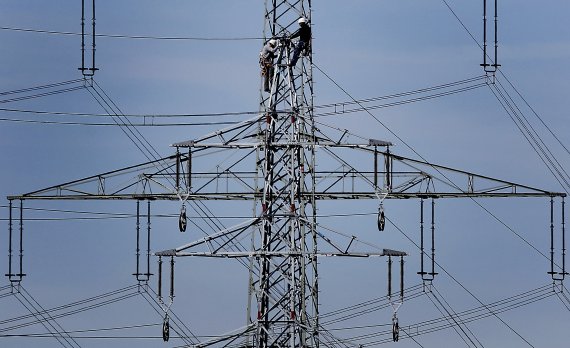 [뫼르스=AP/뉴시스]지난 2011년4월 독일 에너지 회사 RWE의 작업자들이 독일 서부 뫼르스의 한 철탑에서 작업하는 모습.