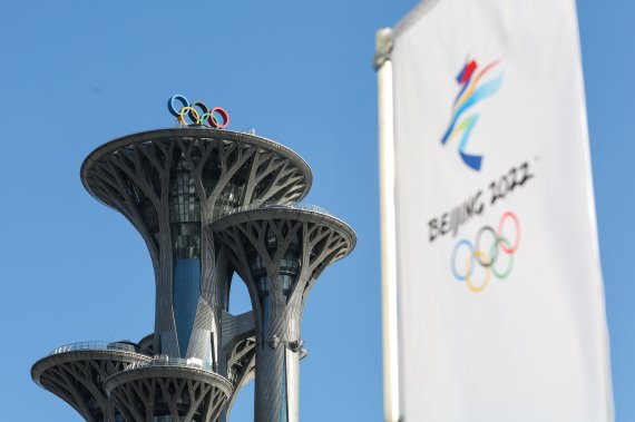 2022 베이징동계올림픽을 4일 앞둔 31일 베이징 메인 미디어 센터(Main Media Centre)에서 올림픽타워를 배경으로 대회를 알리는 깃발이 걸려 있다. 2022.1.31/뉴스1 © News1 안은나 기자 /사진=뉴스1