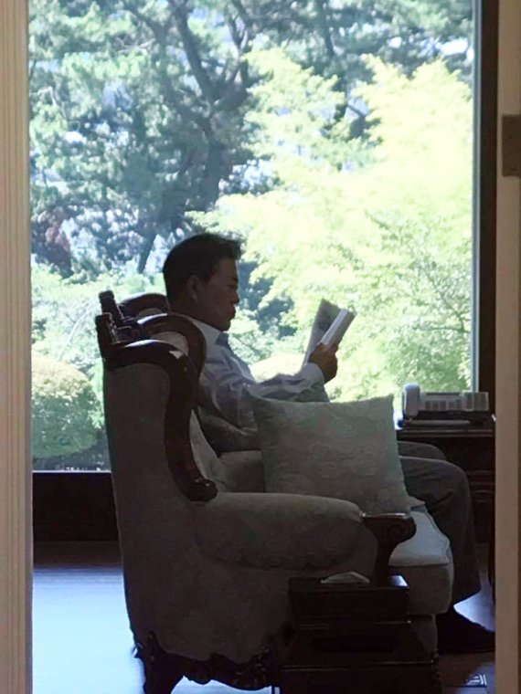 문재인 대통령이 지난 2017년 8월5일 휴가지에서 독서를 하고 있는 모습. (청와대 제공) 2017.8.5/뉴스1 © News1 이광호 기자
