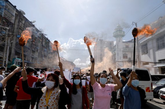 지난해 7월 14일 미얀마 최대 도시 양곤에서 군부 쿠데타에 반대하는 시민들이 횃불을 들고 행진하고 있다.로이터뉴스1