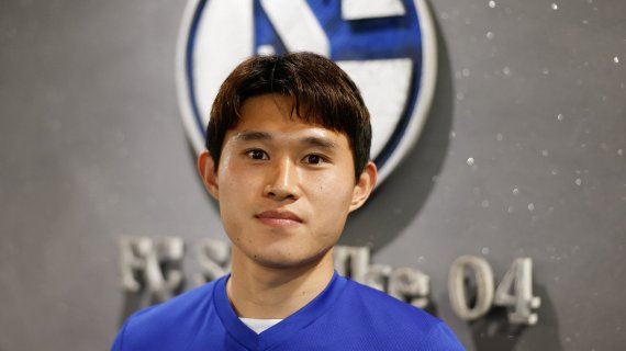 Lee Dong-kyung confirmou sua transferência para o Schalke 04 na segunda divisão alemã